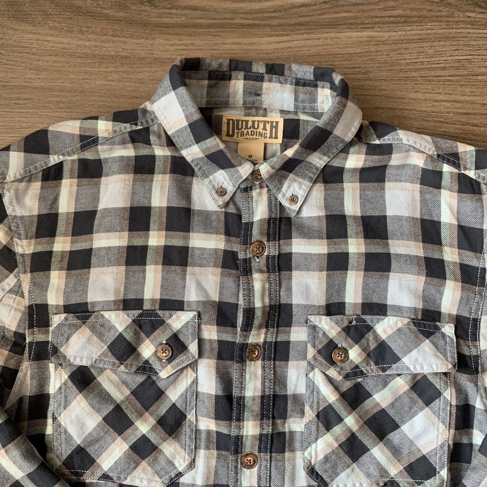 Duluth Trading Co Flannel‎ Shirt Mens M 2 front pockets Button Front Plaid Blue